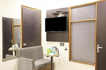 هتل Gl Suites Near Delhi Airport