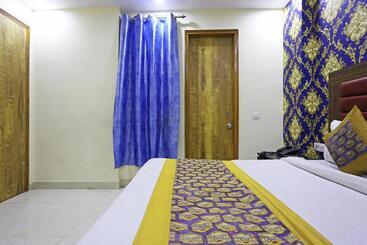 هتل Gl Suites Near Delhi Airport