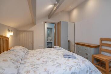 Sleeps 6 4 Bedrooms 2 Minute Walk To The Square Hosted Happy Valley Cast
