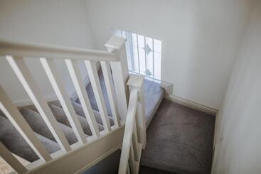 Sleeps 6 4 Bedrooms 2 Minute Walk To The Square Hosted Happy Valley Cast