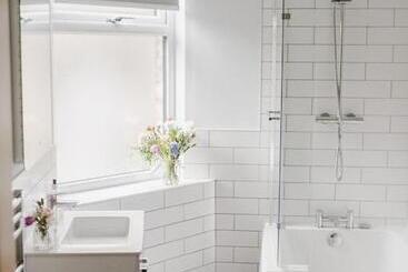 Sleeps 6 4 Bedrooms 2 Minute Walk To The Square Hosted Happy Valley Cast