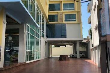 酒店 โรงแรมโกลว์ รัตนา เพลส