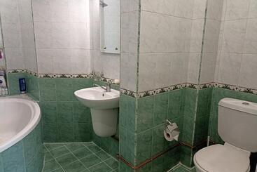 膳宿费 приятелската къща