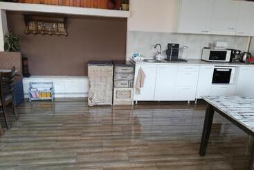 膳宿费 приятелската къща
