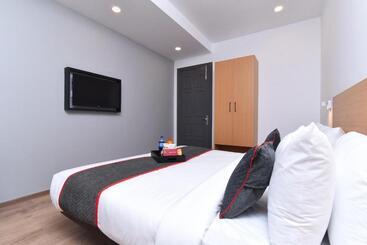 هتل Townhouse Rudra Inn Near Chhatarpur Metro Station