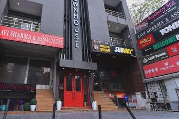هتل Townhouse Rudra Inn Near Chhatarpur Metro Station