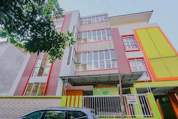 هتل Reddoorz Syariah At Jalan Pramuka