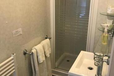 تختخواب و صبحانه Bron Menai Guest House