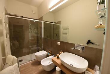 膳宿费 Nicola S Luxury Rooms
