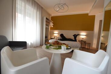 膳宿费 Nicola S Luxury Rooms
