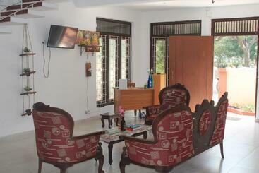 پانسیون Tony S Garden House Back Packers Inn
