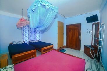 پانسیون Tony S Garden House Back Packers Inn