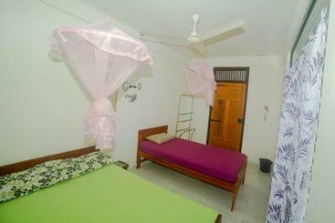 پانسیون Tony S Garden House Back Packers Inn