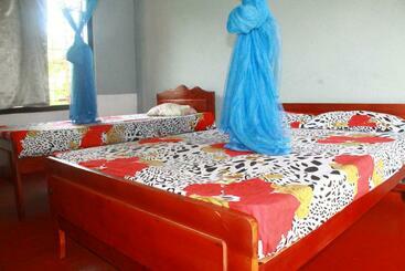پانسیون Tony S Garden House Back Packers Inn