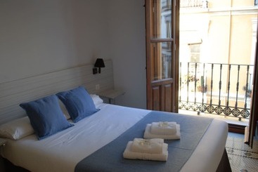 مسافرخانه La Perla Granada Suites