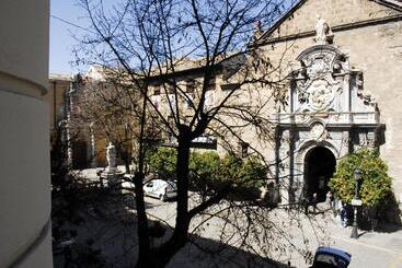 مسافرخانه La Perla Granada Suites