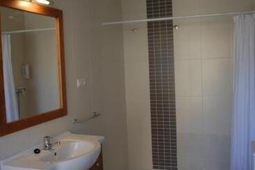 مسافرخانه La Perla Granada Suites