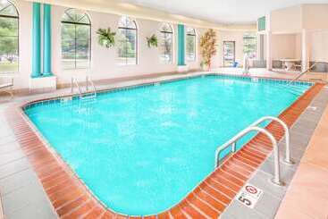 هتل Days Inn & Suites By Wyndham Kalamazoo