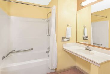 هتل Days Inn & Suites By Wyndham Kalamazoo