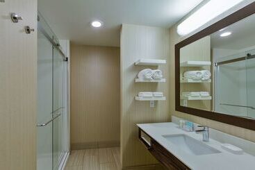 هتل Hampton Inn & Suites Bend