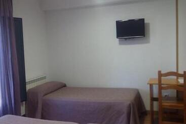 پانسیون Hostal Plaza Mayor De Almazán
