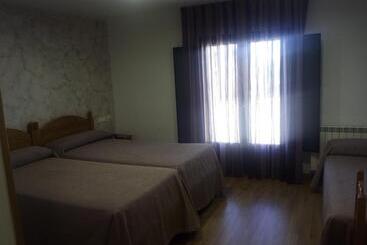 پانسیون Hostal Plaza Mayor De Almazán