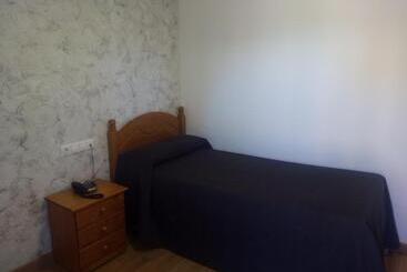 پانسیون Hostal Plaza Mayor De Almazán