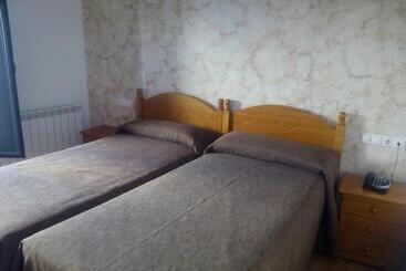 پانسیون Hostal Plaza Mayor De Almazán