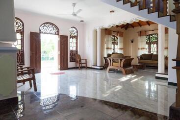 پانسیون Sri Lagoon Villa