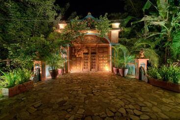 تختخواب و صبحانه D Canal House