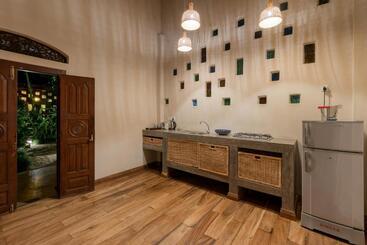 تختخواب و صبحانه D Canal House