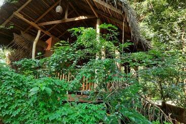 استراحتگاه Habarana Tree House Mutu Village