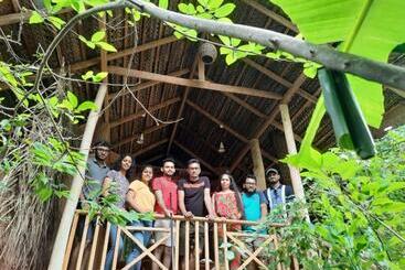 استراحتگاه Habarana Tree House Mutu Village