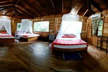 استراحتگاه Habarana Tree House Mutu Village