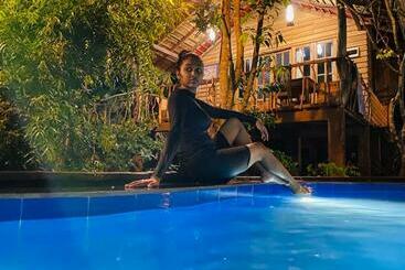 استراحتگاه Habarana Tree House Mutu Village