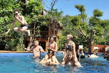 استراحتگاه Habarana Tree House Mutu Village