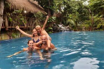 استراحتگاه Habarana Tree House Mutu Village