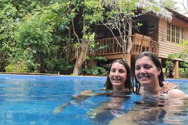 استراحتگاه Habarana Tree House Mutu Village