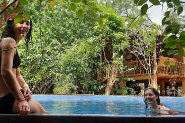 استراحتگاه Habarana Tree House Mutu Village