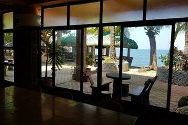 استراحتگاه Jun And Carol Beach Cottages