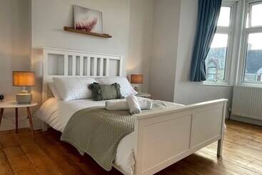 Bright & Spacious Edwardian Townhouse With Garden