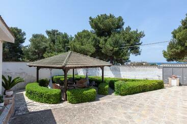 Жильё для туристов Villetta Fronte Mare A Sant Isidoro M525