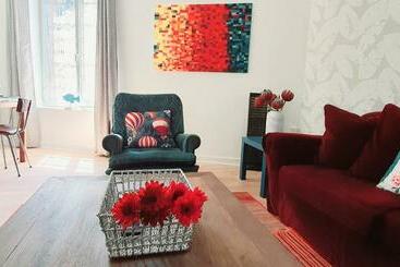 Artistic Apartment, Sleeps 4, Centrally Situated