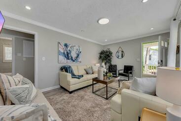 آپارتمانهای توریستها Goodkarma Rentals Gorgeous Interiors Gorgeous Outdoor Living Space With A Huge Fenced Backyard Coffe