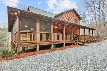 Relaxing Cabin Near Bear Claw Vineyard, Hot Tub, Game Room, Pet Friendly, Sleeps10