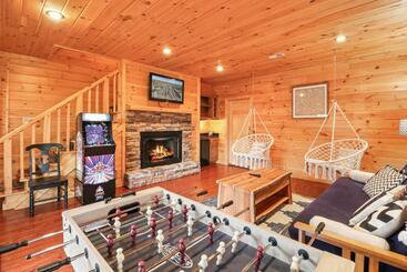 Relaxing Cabin Near Bear Claw Vineyard, Hot Tub, Game Room, Pet Friendly, Sleeps10
