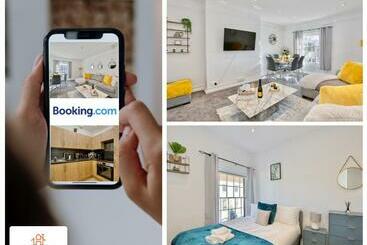 The Highstreet Retreat Luxurious, Central & Spacious! By Hinkley Homes Short Lets & Serviced Accom