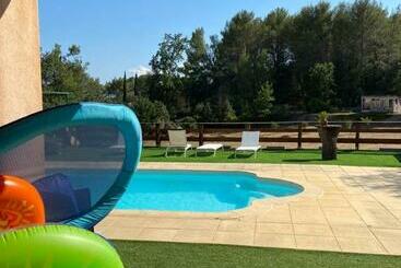 דירות לתיירים Grande Villa Avec Piscine Sous Les Chênes
