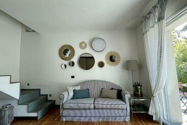 Жильё для туристов My Humble House  Appartamento In Villa Con Vista Lago