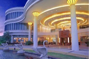 هتل Golden Shinning New Century Grand